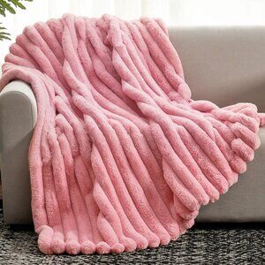 STYLISH & LUXURIOUS RIBBED FAUX FUR BLANKET